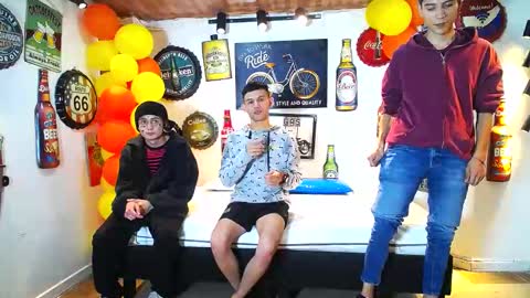 Snapshot of howents chatting on 02.10.25 HOWENTS online show from 02.10.25