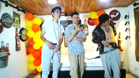 Snapshot of howents chatting on 02.13.25 HOWENTS online show from 02.13.25