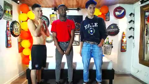 Snapshot of howents chatting on 02.15.25 HOWENTS online show from 02.15.25