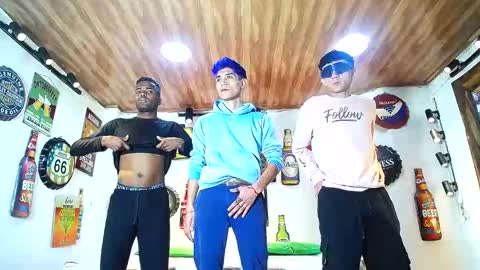 Snapshot of howents chatting on 03.05.25 HOWENTS online show from 03.05.25