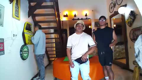 Snapshot of howents chatting on 11.04.25 HOWENTS online show from 11.04.25