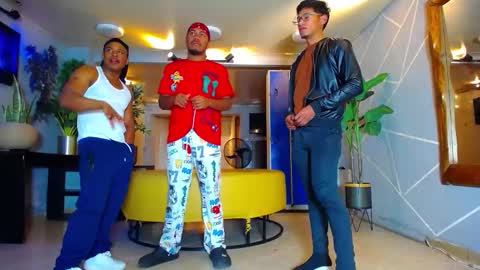 Snapshot of howents chatting on 11.05.25 HOWENTS online show from 11.05.25