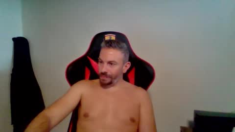 Snapshot of huge__cumshot chatting on 10.05.25 huge__cumshot online show from 10.05.25