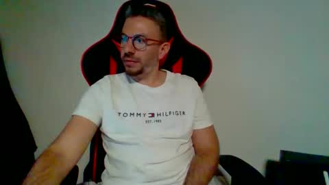 Snapshot of huge__cumshot chatting on 12.16.25 huge__cumshot online show from 12.16.25