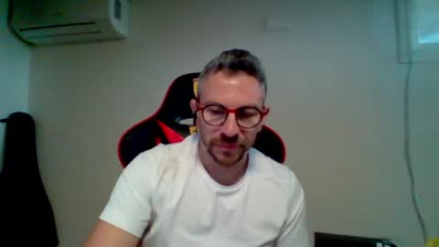 Snapshot of huge__cumshot chatting on 04.05.26 huge__cumshot online show from 04.05.26