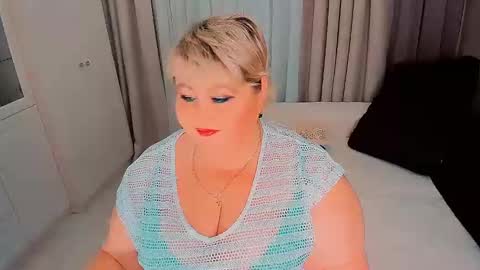 Snapshot of huge_booobs chatting on 12.14.24 milli online show from 12.14.24