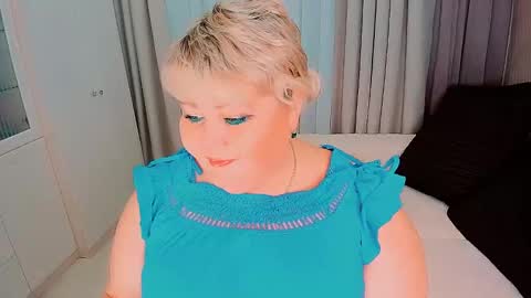 Snapshot of huge_booobs chatting on 12.16.24 milli online show from 12.16.24