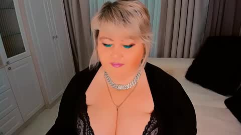 Snapshot of huge_booobs chatting on 12.26.24 milli online show from 12.26.24