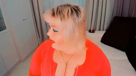 Snapshot of huge_booobs chatting on 12.31.24 milli online show from 12.31.24