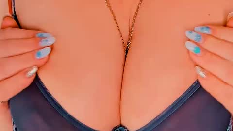 Snapshot of huge_booobs chatting on 01.09.25 milli online show from 01.09.25