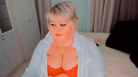 Snapshot of huge_booobs chatting on 01.13.25 milli online show from 01.13.25