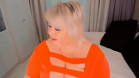 Snapshot of huge_booobs chatting on 01.19.25 milli online show from 01.19.25