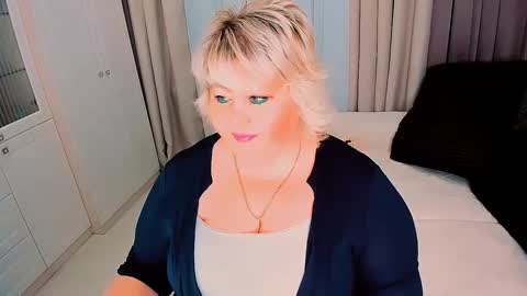 Snapshot of huge_booobs chatting on 01.26.25 milli online show from 01.26.25