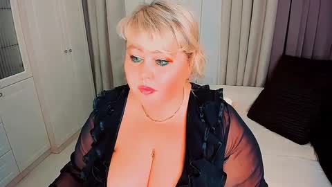 Snapshot of huge_booobs chatting on 01.28.25 milli online show from 01.28.25