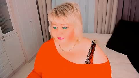 Snapshot of huge_booobs chatting on 02.02.25 milli online show from 02.02.25