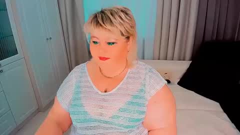 Snapshot of huge_booobs chatting on 02.23.25 milli online show from 02.23.25