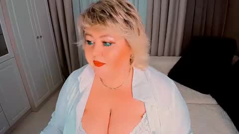 Snapshot of huge_booobs chatting on 03.08.25 milli online show from 03.08.25