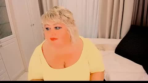 Snapshot of huge_booobs chatting on 09.22.25 milli online show from 09.22.25