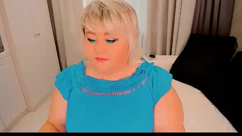 Snapshot of huge_booobs chatting on 09.25.25 milli online show from 09.25.25