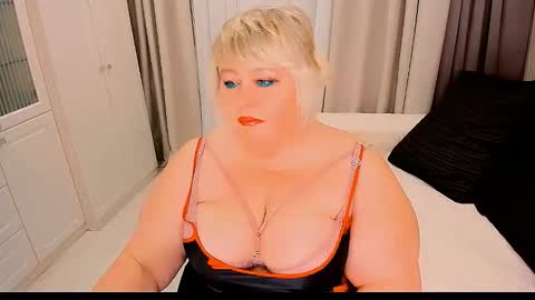 Snapshot of huge_booobs chatting on 09.29.25 milli online show from 09.29.25