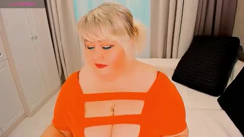 Snapshot of huge_booobs chatting on 10.08.25 milli online show from 10.08.25