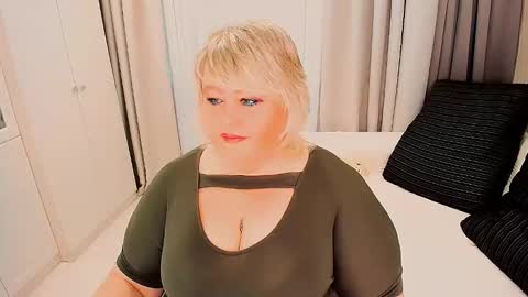 Snapshot of huge_booobs chatting on 10.15.25 milli online show from 10.15.25