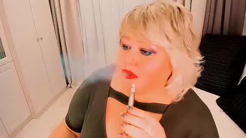 Snapshot of huge_booobs chatting on 10.15.25 milli online show from 10.15.25