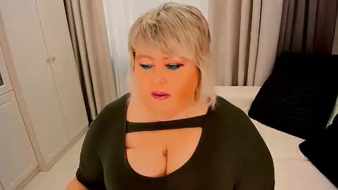 Snapshot of huge_booobs chatting on 10.17.25 milli online show from 10.17.25