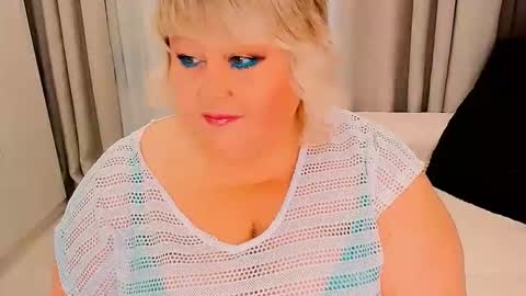 Snapshot of huge_booobs chatting on 10.21.25 milli online show from 10.21.25