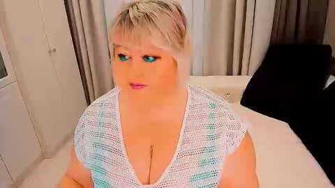 Snapshot of huge_booobs chatting on 10.22.25 milli online show from 10.22.25