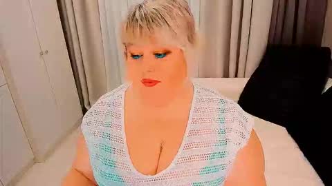 Snapshot of huge_booobs chatting on 10.22.25 milli online show from 10.22.25