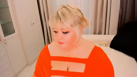 Snapshot of huge_booobs chatting on 11.14.25 milli online show from 11.14.25