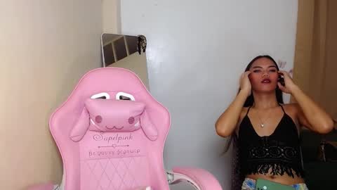 Snapshot of hugeasiancockandrea chatting on 12.01.24 drea online show from 12.01.24