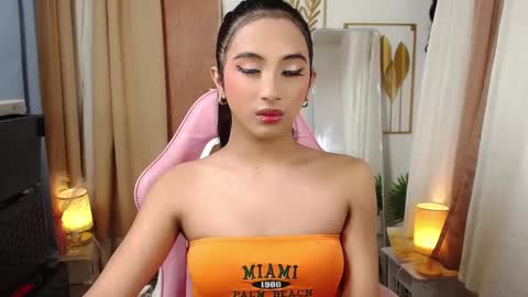 Snapshot of hugeasiancockandrea chatting on 03.01.25 drea online show from 03.01.25