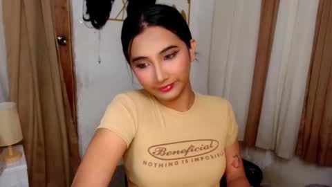 Snapshot of hugeasiancockandrea chatting on 10.22.25 drea online show from 10.22.25