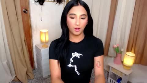 Snapshot of hugeasiancockandrea chatting on 10.23.25 drea online show from 10.23.25