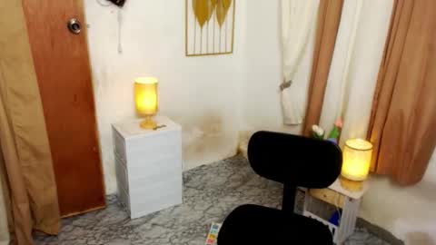 Snapshot of hugeasiancockandrea chatting on 10.31.25 drea online show from 10.31.25