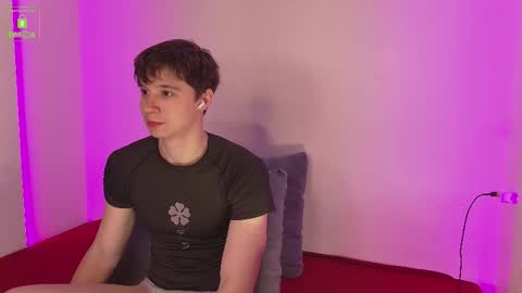 Snapshot of hugebangins_ chatting on 10.19.25 ANTHONY online show from 10.19.25