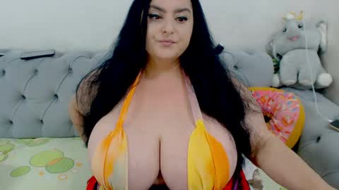 Snapshot of hugeboobsella chatting on 05.17.26 Erica online show from 05.17.26
