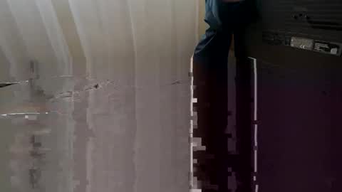 Snapshot of hugecumshots1 chatting on 11.02.25 HugeCumshots online show from 11.02.25