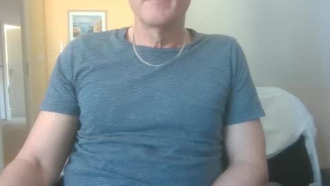 Snapshot of hundeleine chatting on 04.21.26 hundeleine online show from 04.21.26