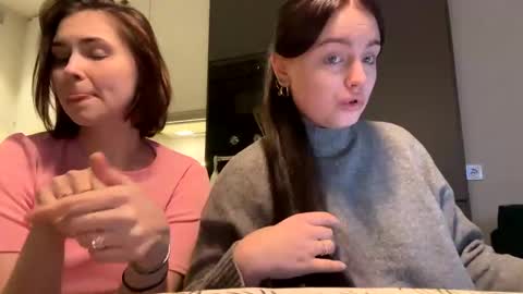 Snapshot of hungry_bunnyyyy chatting on 12.04.24 Evelyn online show from 12.04.24