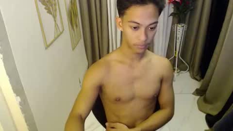 Snapshot of hunk_edward chatting on 04.26.26 hunk_edward online show from 04.26.26