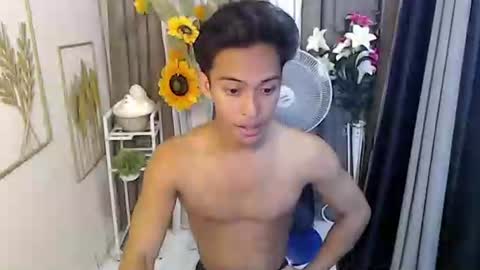 Snapshot of hunk_edward chatting on 05.14.26 hunk_edward online show from 05.14.26