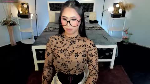 HELLO HANNAH IS BACK online show from 11.24.25