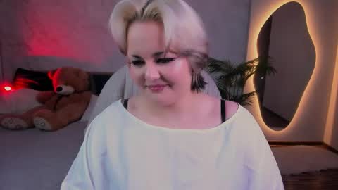 Hwasa online show from 03.06.26