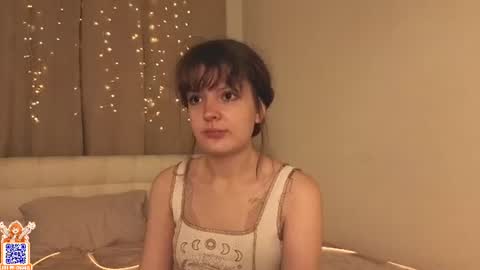 Snapshot of hyelorenson chatting on 07.18.26 Mona online show from 07.18.26