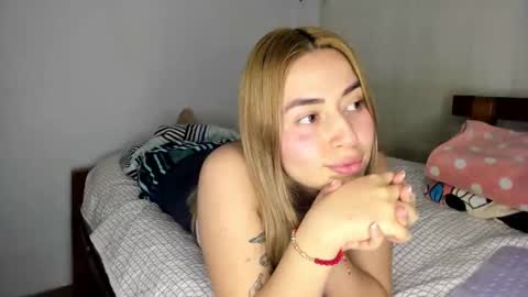 Snapshot of hyunjooo chatting on 10.08.25 Hyun Joo online show from 10.08.25