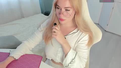 Snapshot of i_want_you_eva chatting on 11.10.25 HiI am EvaPVT is open online show from 11.10.25