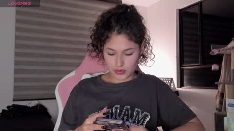 Snapshot of iam_nikki chatting on 02.02.25 On instagram Imm NikkiHelp me reach 100 likes online show from 02.02.25